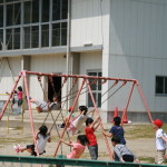 橋浦小学校の校庭で遊ぶ子ども達